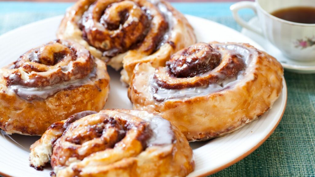 How To Not Burn The Bottom Of Cinnamon rolls? (Guide)