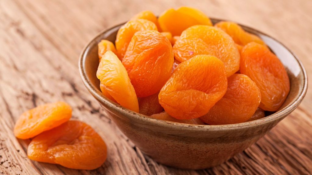 5 Substitutes For Dried Apricots (SWEET Swaps)