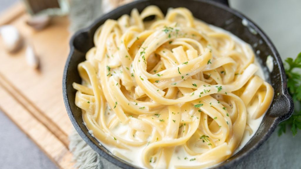 How to keep Alfredo sauce from drying out? [5 WAYS]